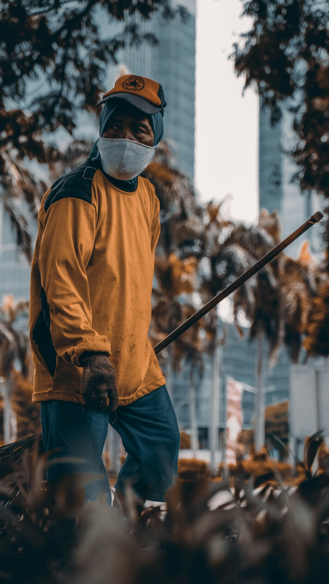 man-in-brown-sweater-and-blue-denim-jeans-wearing-black-goggles-4fscn5mwp-q